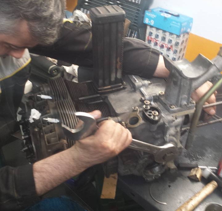 Taller mecánico de confianza en Alcorcón - desmontando motor